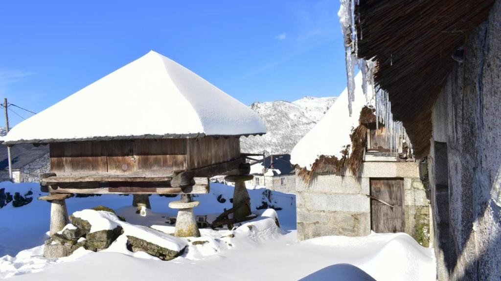 Hórreo nevado en O Piornedo