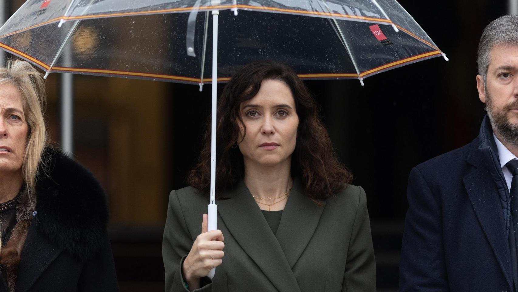 ALa presidenta de la Comunidad de Madrid, Isabel Díaz Ayuso, durante un minuto de silencio por las víctimas del accidente ferroviario de Adamuz este miércoles.