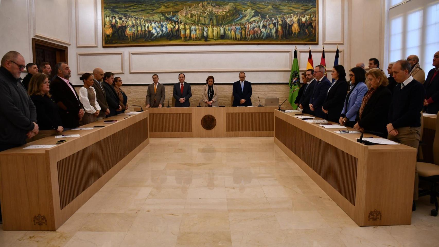 Antes de comenzar el pleno, los diputados provinciales han guardado un minuto de silencio por las víctimas de los accidentes ferroviarios de Adamuz y Barcelona.
