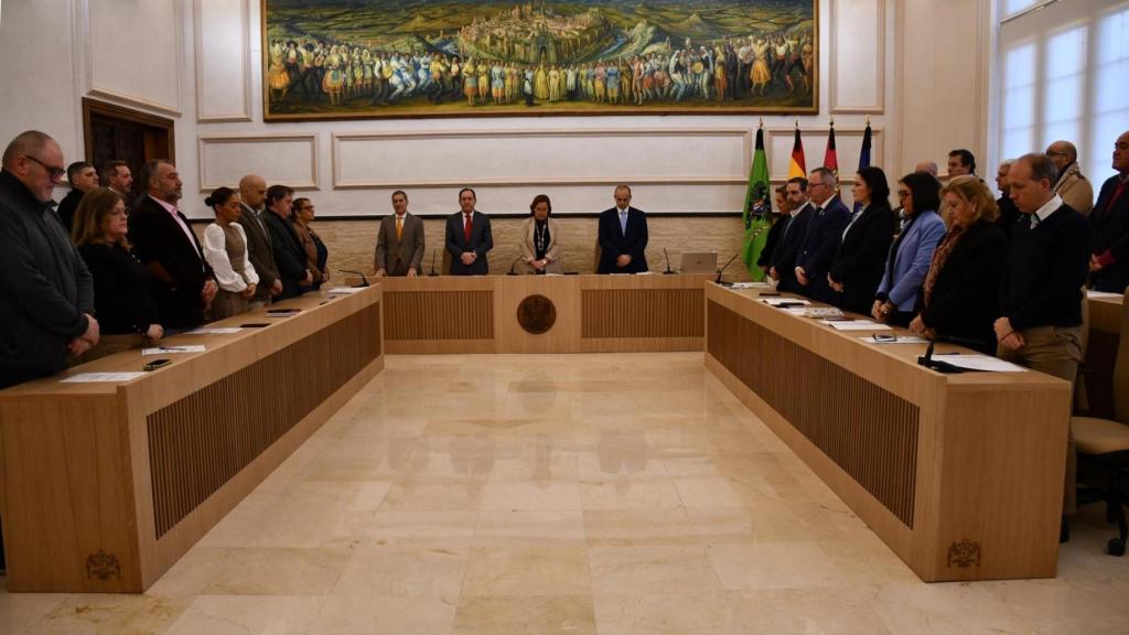 Antes de comenzar el pleno, los diputados provinciales han guardado un minuto de silencio por las víctimas de los accidentes ferroviarios de Adamuz y Barcelona.
