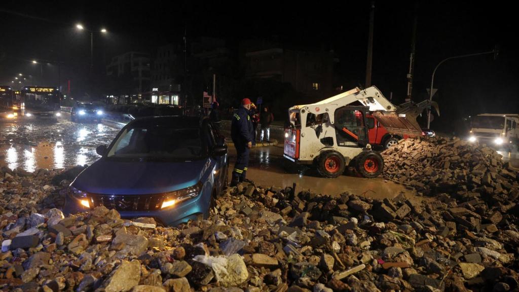 Consecuencias de la borrasca Harry en la ciudad de Atenas este jueves.