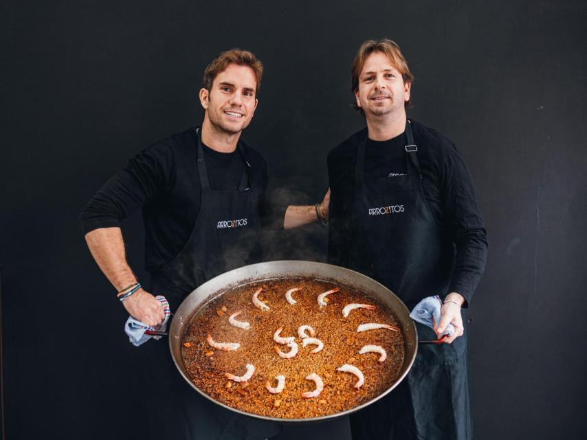 Álvaro y Luis con uno de sus arroces.