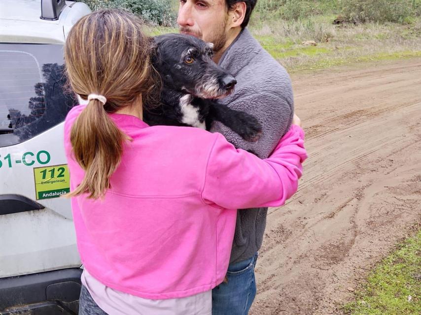 Boro, el perro que se había perdido después del accidente de Adamuz, por fin en brazos de su dueña.