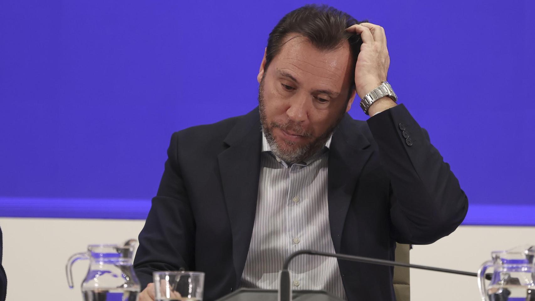 El ministro Óscar Puente ayer durante una rueda de prensa para informar del accidente de tren en Adamuz y Gelida.