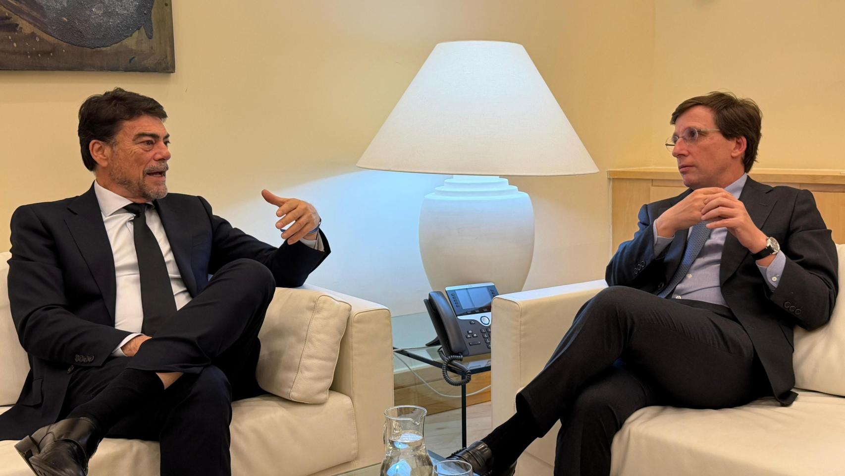 Barcala y El alcalde de Alicante, Luis Barcala, y su homólogo de Madrid, José Luis Martínez-Almeida, ayer en Madrid.