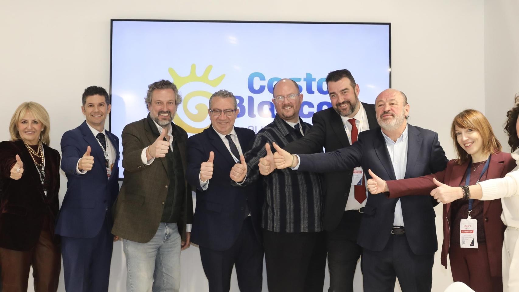 Foto de familia de la delegación de Costa Blanca con los diferentes agentes en Fitur 2026.