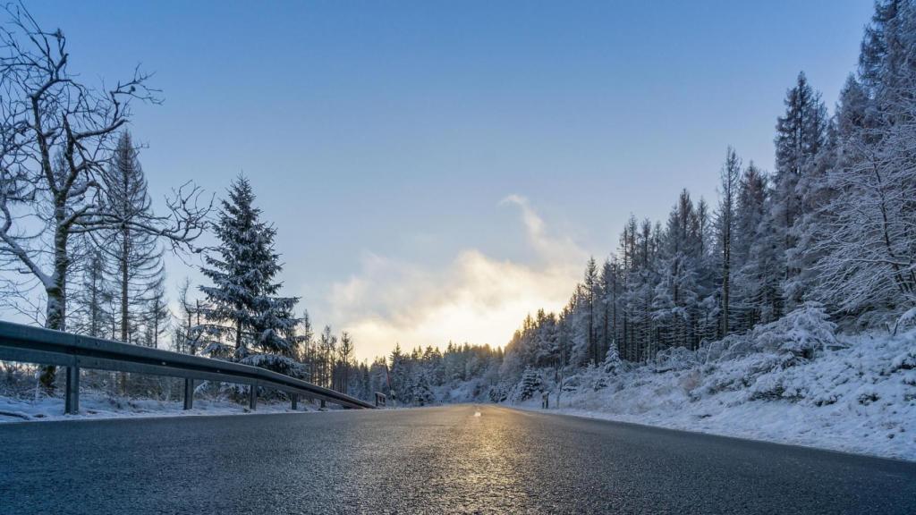 Imagen de archivo de una carretera nevada