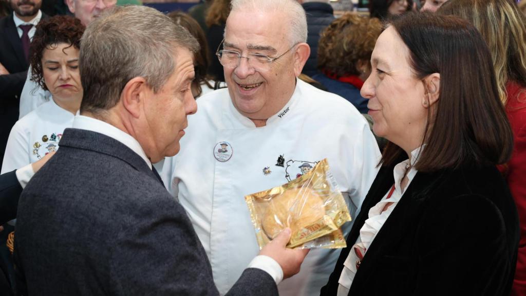 Rosa Melchor saludando a Emiliano García-Page en la inauguración de Fitur.