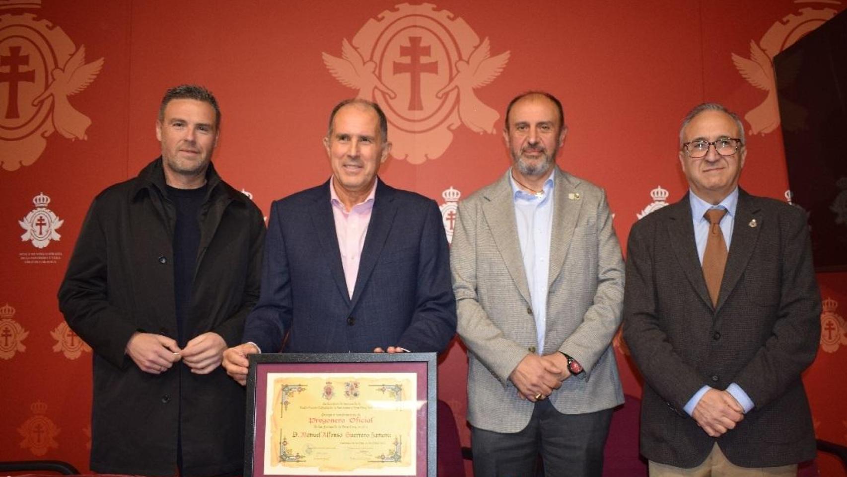 Entrega del nombramiento como pregonero a Manuel Alfonso Guerrero Zamora