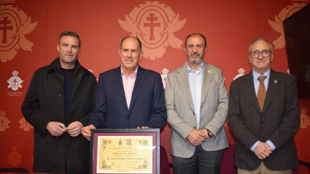 Entrega del nombramiento como pregonero a Manuel Alfonso Guerrero Zamora