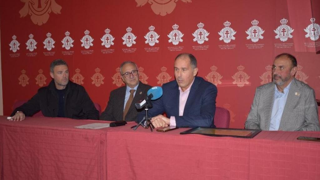 Mesa presidencial del nombramiento: López Baquero, Reinón (al micrófono), Guerrero Zamora y García.