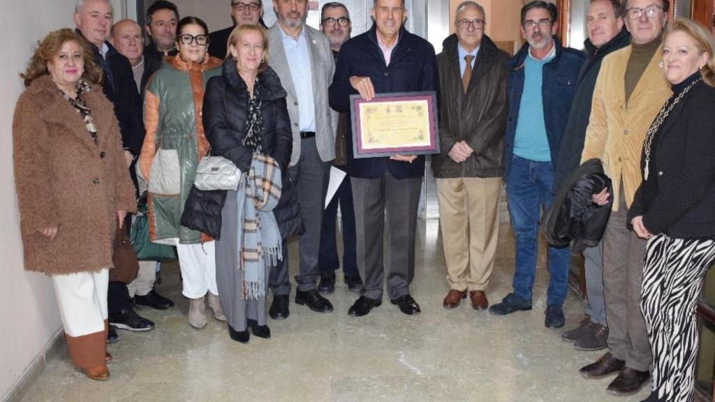 Manuel Alfonso Guerrero Zamora, nuevo pregonero de las Fiestas de la Vera Cruz 2026, posa con el nombramiento oficial junto a familiares, amigos y representantes festero