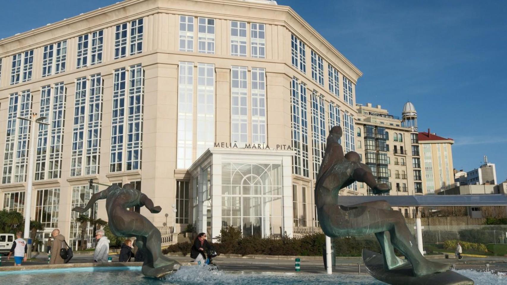 La fuente de los surfistas y el hotel Meliá María Pita de A Coruña.