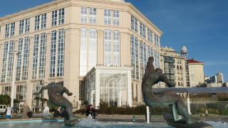 La fuente de los surfistas y el hotel Meliá María Pita de A Coruña.