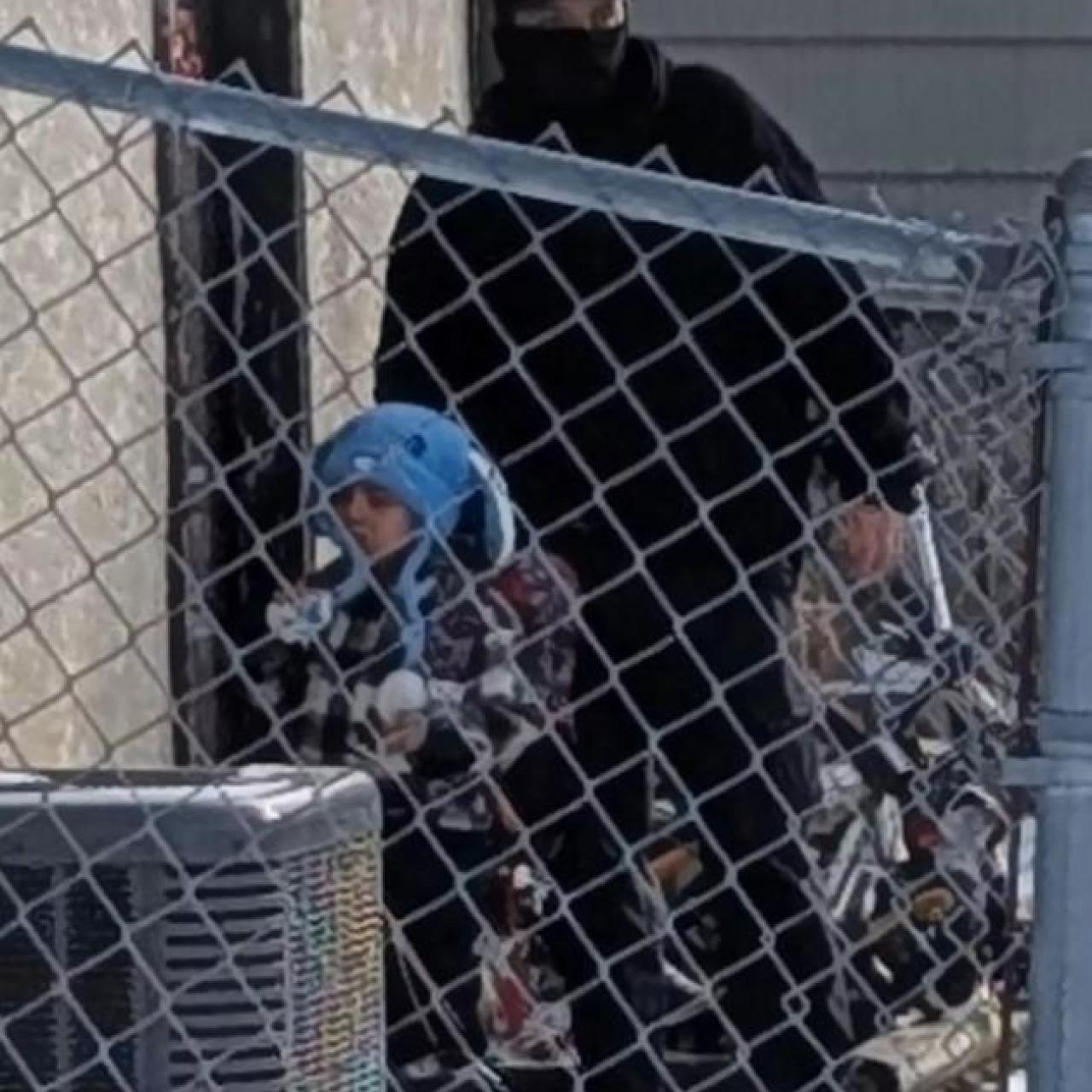 Momento en el que el ICE usa de cebo al niño de cinco años para entrar en su vivienda y registrarla.