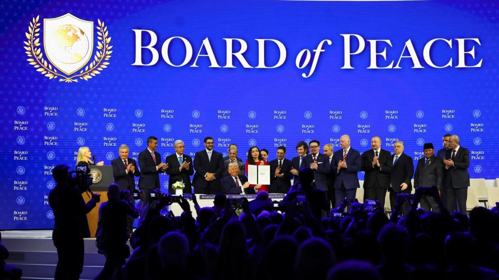 Donald Trump firmando el documento de constitución de la Junta de Paz.