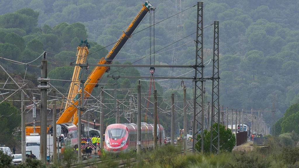 Grúas en el zona cero para remolcar los vagones de los trenes siniestrados en Adamuz.