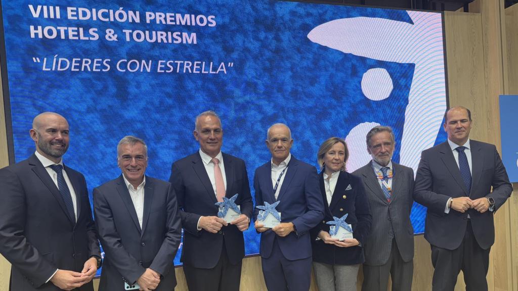 Miguel Villarroya, CEO de Spring Hotels (centro), tras recibir el premio al 'Liderazgo Transformador'.