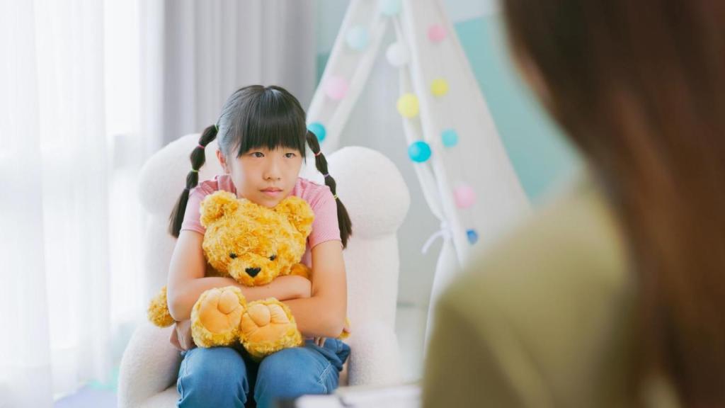 Imagen de archivo de una niña en el espectro autista.