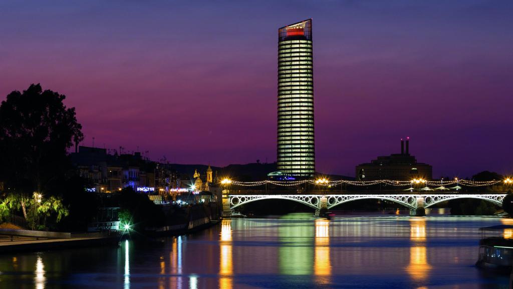 Exteriores del Eurostars Torre Sevilla 5*.
