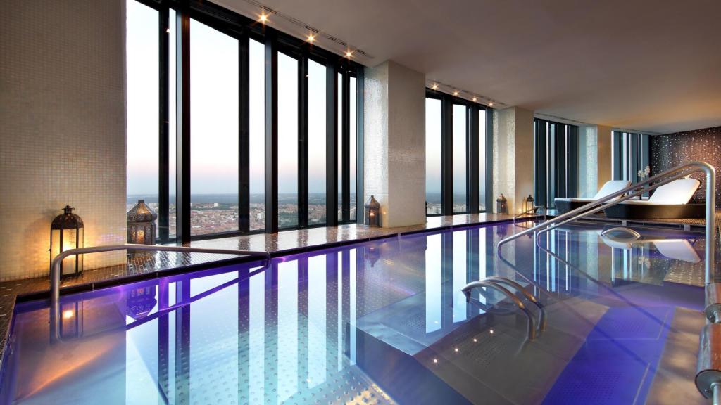 Exclusivo spa en el Eurostars Madrid Tower: relajarse con unas vistas incomparables.