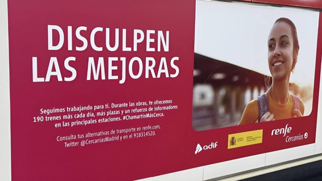 Una reciente campaña de Renfe con el lema 'Disculpan las mejoras' en una estación de ferrocarril.