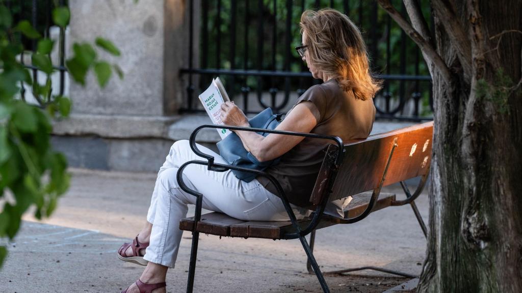 Una mujer leyendo durante la 83ª edición de la Feria del Libro de Madrid, en el Parque del Retiro, a 1 de junio de 2024, en Madrid (España). Foto: Europa Press
