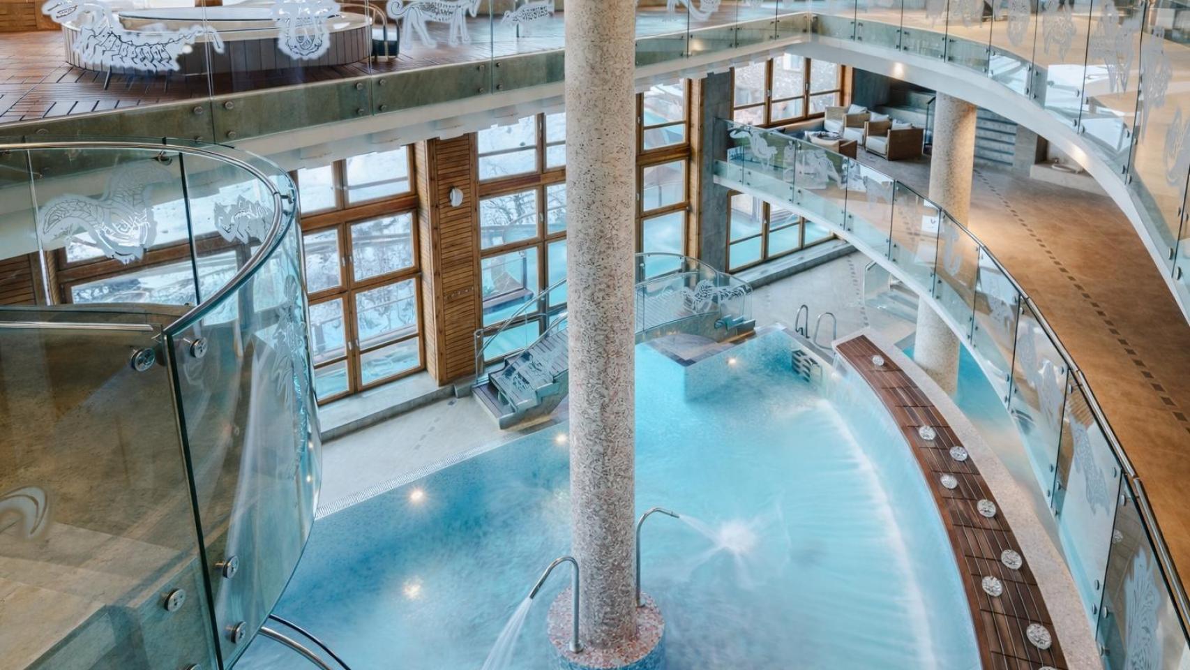 Vista general del spa interior, amplia, con piscina principal.