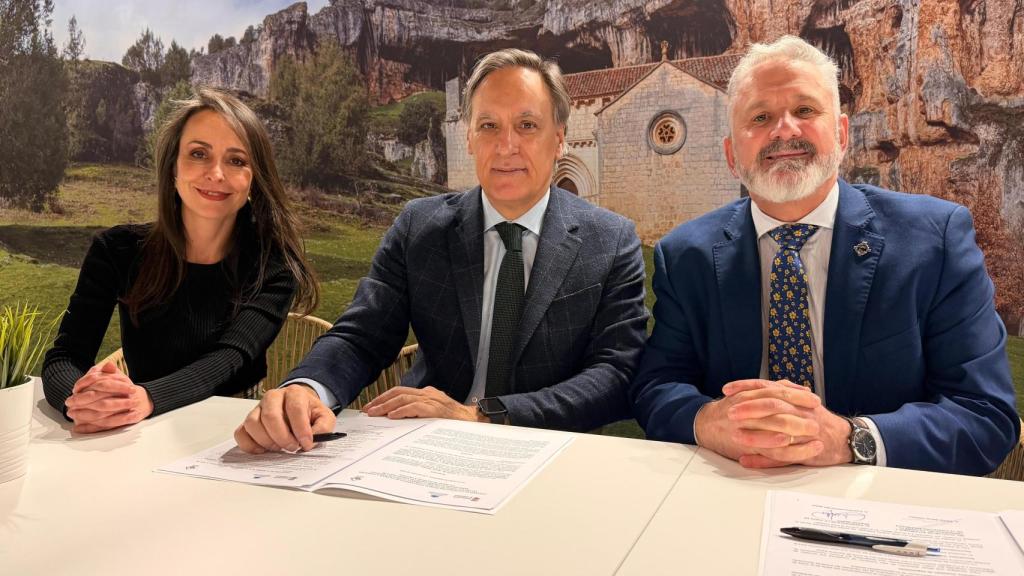 Firma del convenio entre Ayuntamiento de Salamanca y Junta de Semana Santa