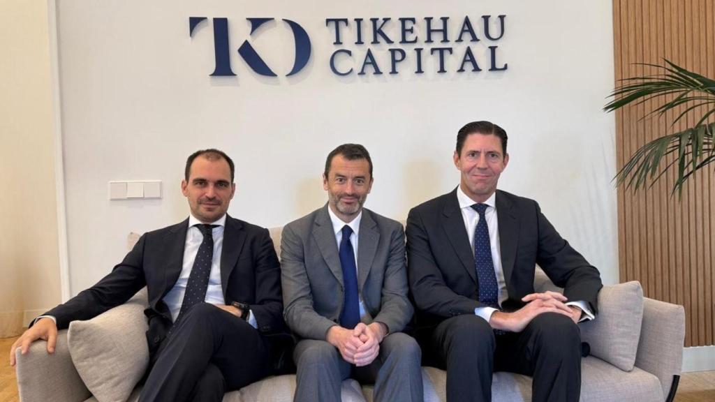 Thomas Friedberger, CEO adjunto y co-CIO de la gestora (en el centro), flanqueado por  Christian Rouquerol (derecha) y David Martín (izquierda), Co-Heads de Tikehau Capital en Iberia.