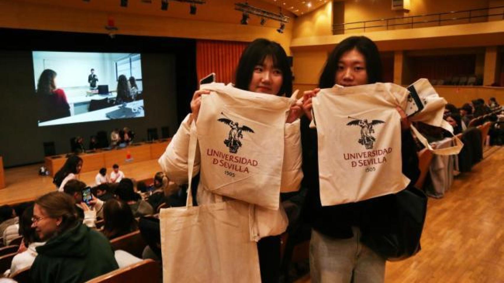 Estudiantes de movilidad internacional durante el acto de bienvenida