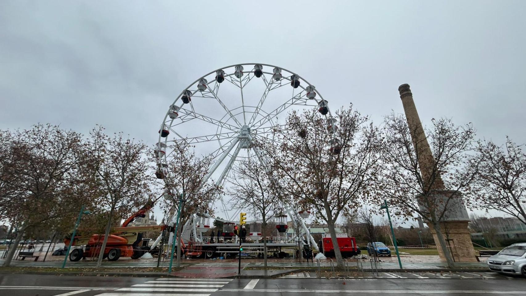 La noria gigante de Zaragoza, frente a la parada del tranvía de La Chimenea.