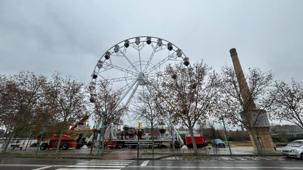 La noria gigante de Zaragoza, frente a la parada del tranvía de La Chimenea.