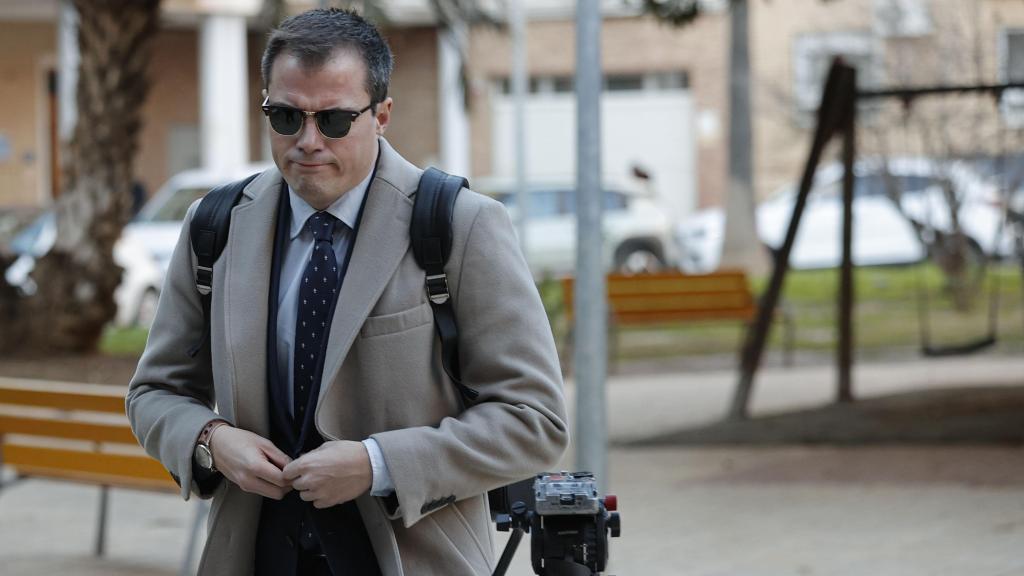 El ex secretario autonómico de Presidencia de la Generalitat Cayetano García, a su llegada a los juzgados de Catarroja. Efe / Manuel Bruque