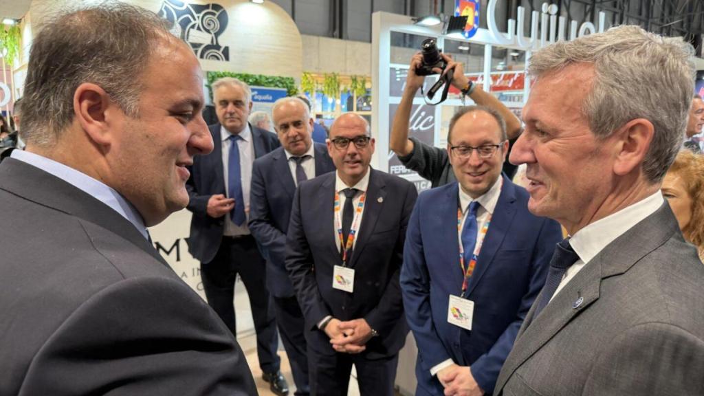 El presidente de la Xunta de Galicia, Alfonso Rueda; junto al alcalde de Guijuelo, Roberto Martín