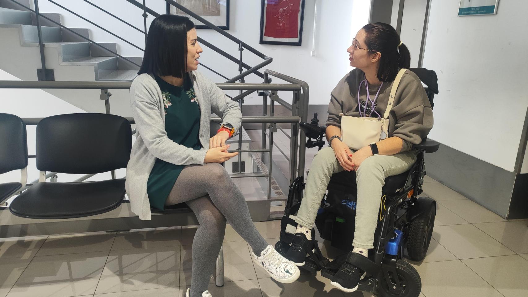 Laura Moreno Jaquete, trabajadora social de ASPAYM Madrid, y Paloma Gallego Silva, socia de ASPAYM Madrid.