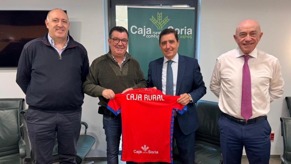 Imagen de la firma de renovación del acuerdo entre Caja Rural y el Numancia..