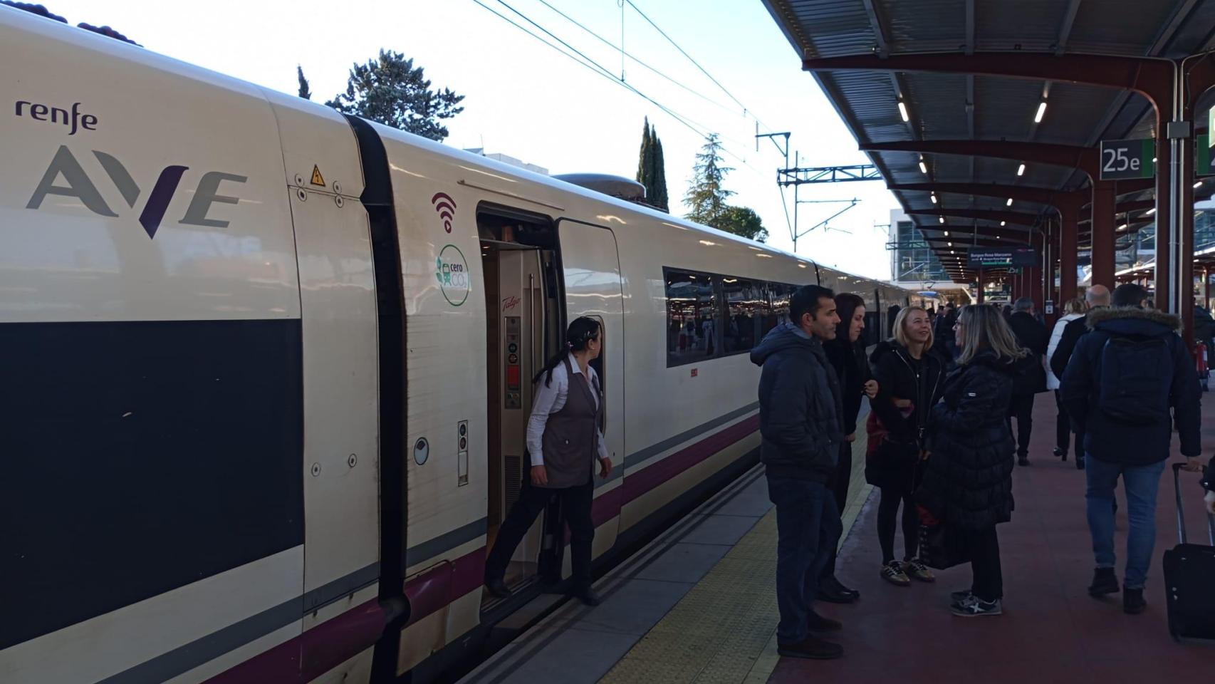 El AVE Murcia-Madrid de las seis de la madrugada llega 14 minutos tarde, con vibraciones por baches y a veces a 160 km/h