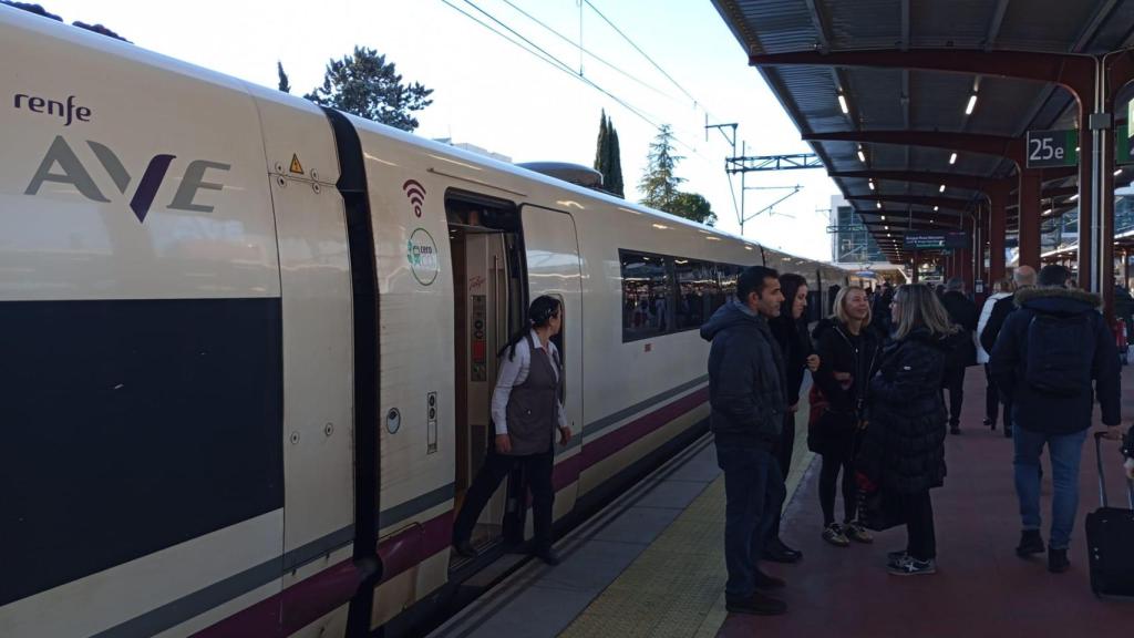 El AVE Murcia-Madrid, este jueves, a su llegada a la Estación de Chamartín.