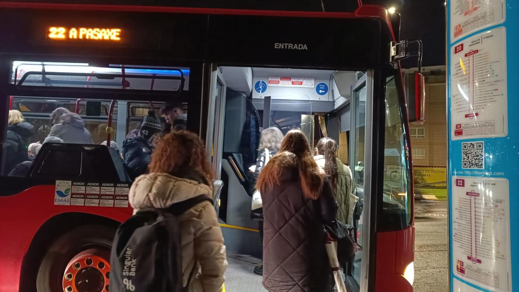 Pasajeros subiendo al bus en Alcampo.