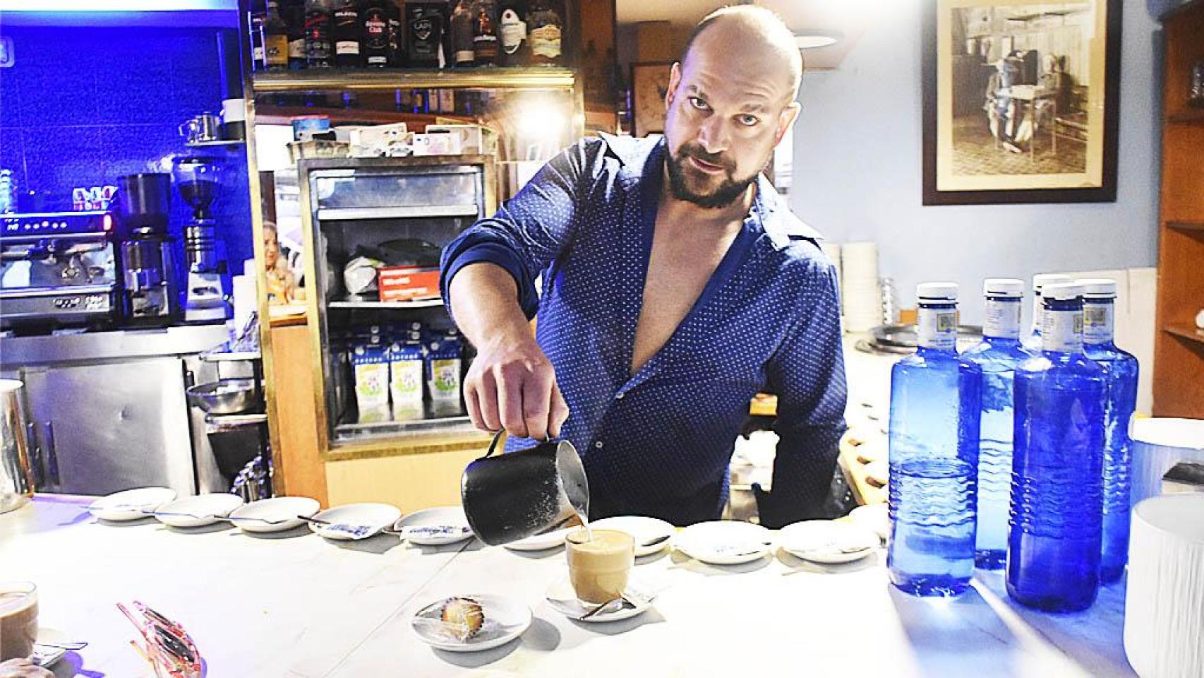 Rubén sirviendo un café en el Ideal Nacional.