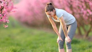 Imagen de archivo de una mujer en un parque.