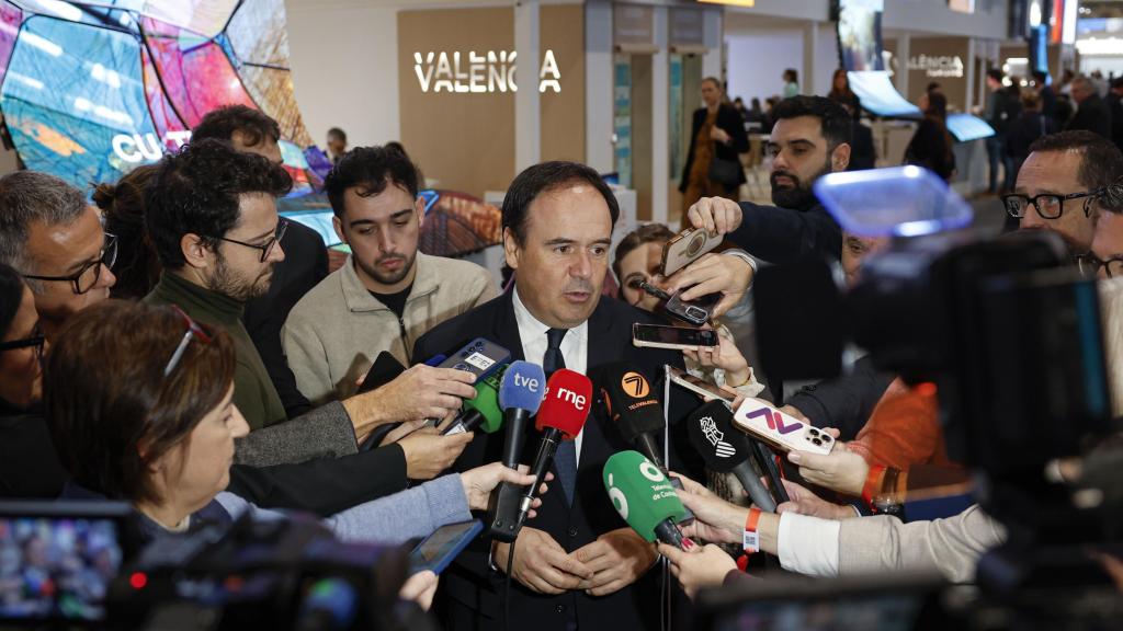 El presidente de la Generalitat, Juanfran Pérez Llorca, en la segunda jornada de la FITUR en Madrid. Efe / Ana Escobar