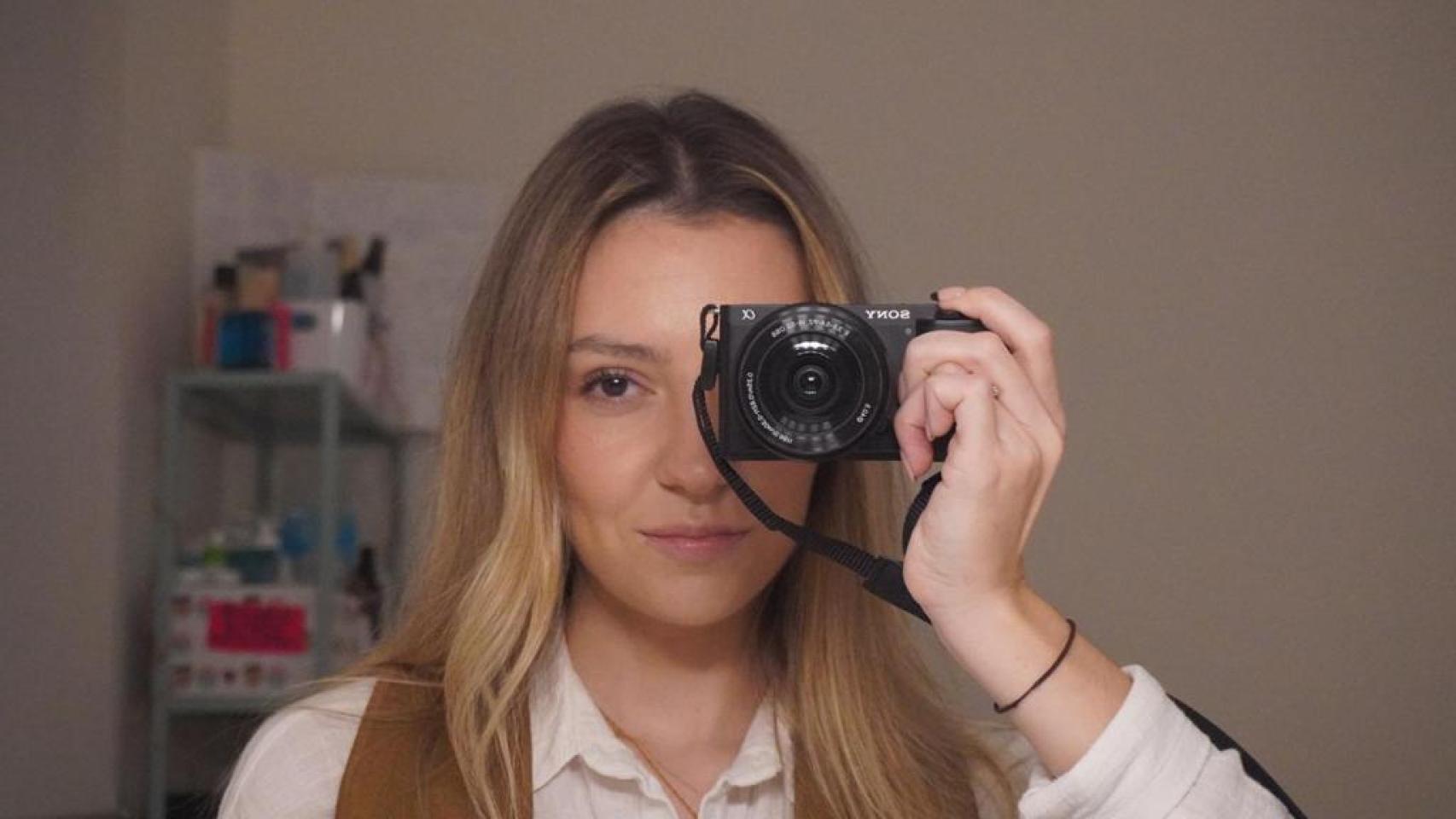 Itziar con una cámara de fotos.
