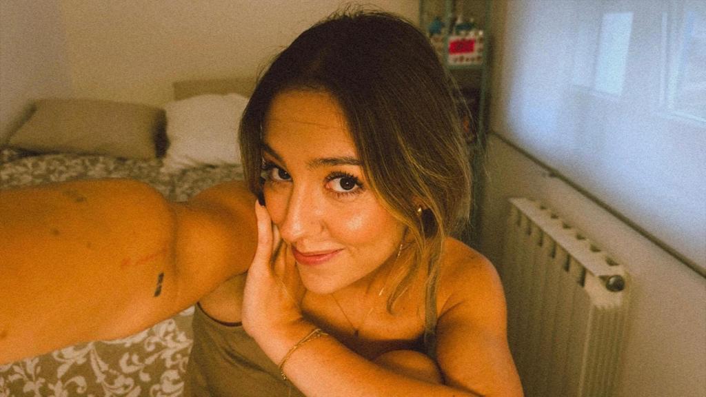 Itziar haciéndose un selfie.