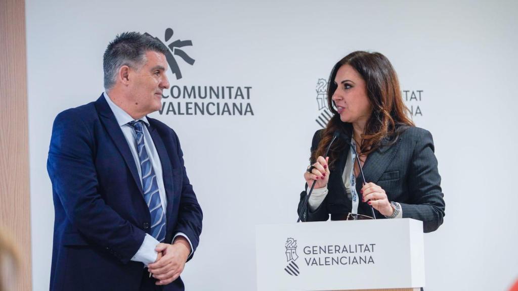 La concejal de Turismo de Alicante, Ana Poquet, y el presidente de la asociación, Francesco Balbi, en Fitur.