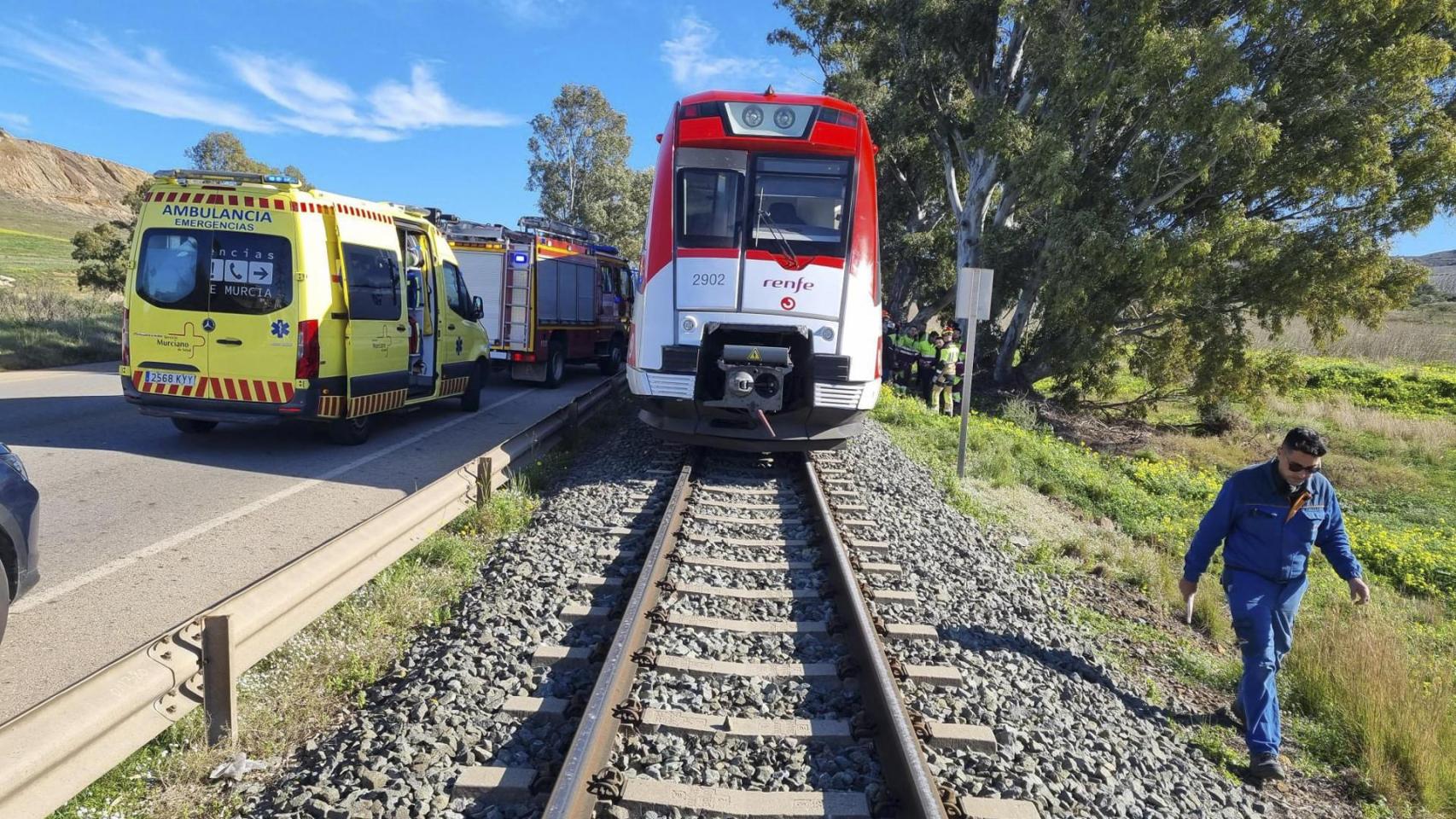 Seis heridos al chocar un tren contra una grúa que trabajaba en una vivienda e invadió la zona de paso en Cartagena