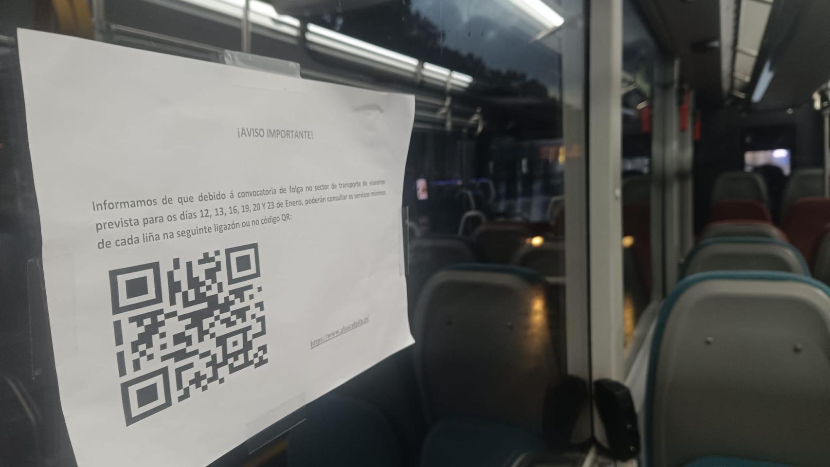 Cartel informativo de servicios mínimos en el bus por la huelga de transporte por carretera
