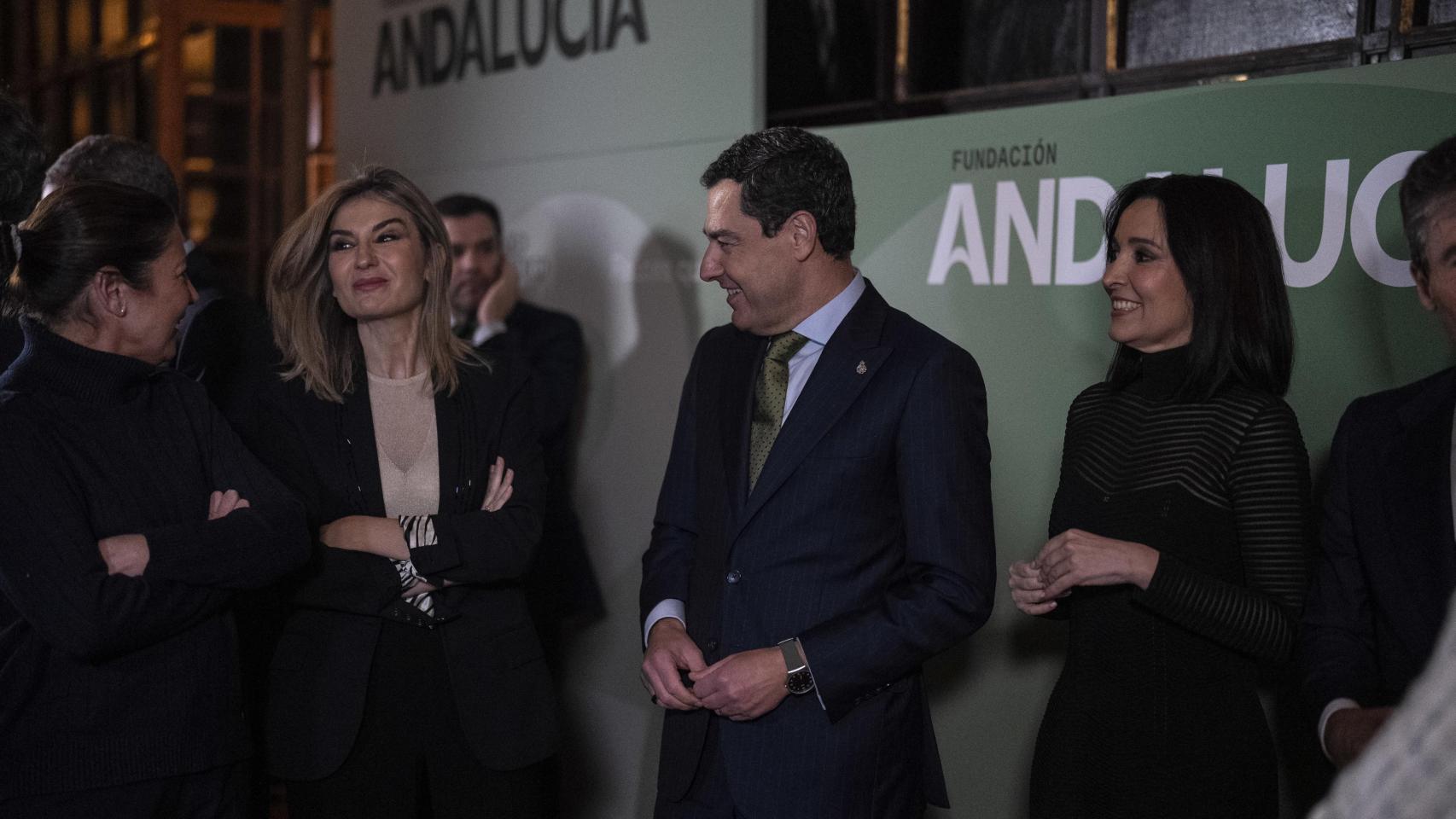 El presidente de la Junta de Andalucía, Juanma Moreno junto con Cruz Sánchez de Lara , Sandra Golpe y Sara Baras. JA