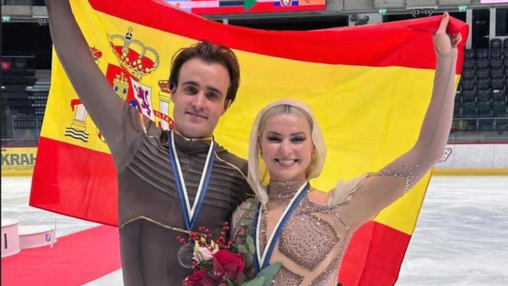 Olivia Smart y Tim Dieck posan con la bandera de España.